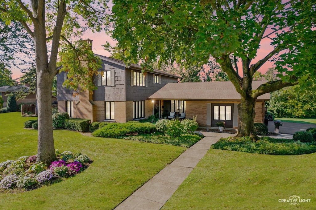 view of front facade featuring a yard