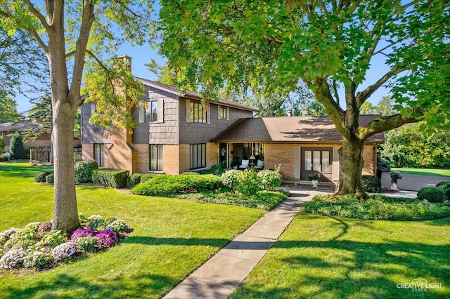 view of front of property featuring a front lawn