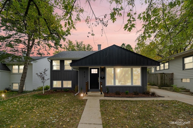 view of front of property featuring a yard