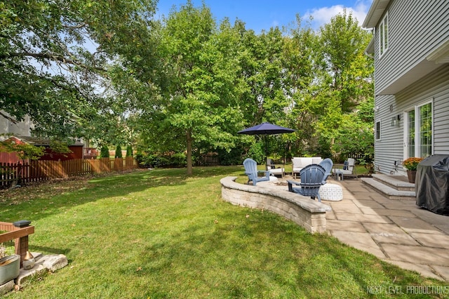 view of yard featuring an outdoor living space and a patio area