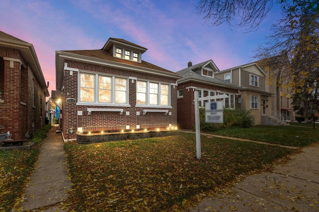 view of front of home featuring a lawn