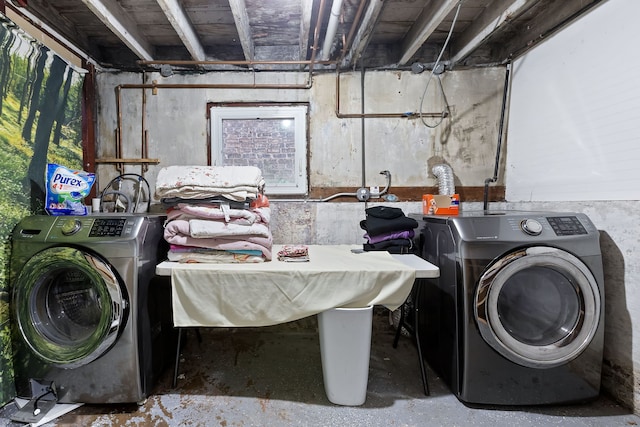 laundry room with washer / dryer