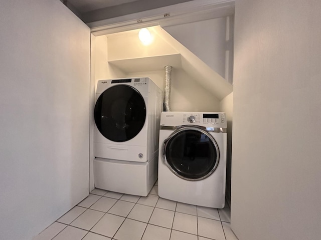 laundry room with washer and clothes dryer and light tile patterned flooring