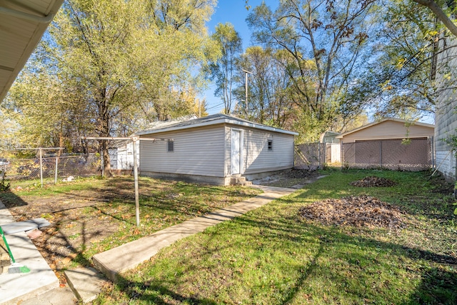 view of yard with an outbuilding