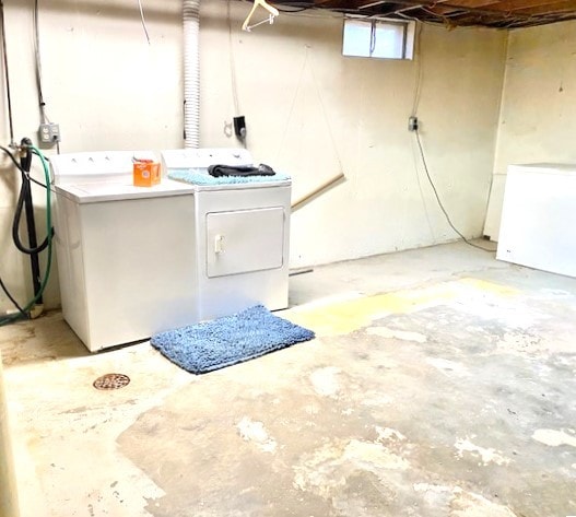 501 Grobe Rd, Sterling, IL 61081 - laundry area with washing machine and clothes dryer