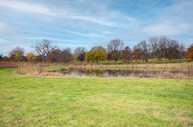 view of yard featuring a water view