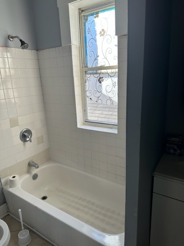 bathroom with tiled shower / bath combo