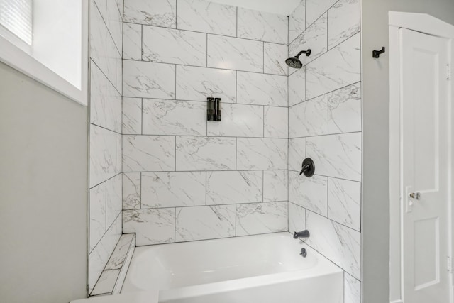 bathroom with tiled shower / bath combo