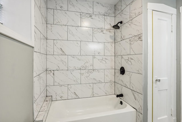 bathroom with tiled shower / bath combo