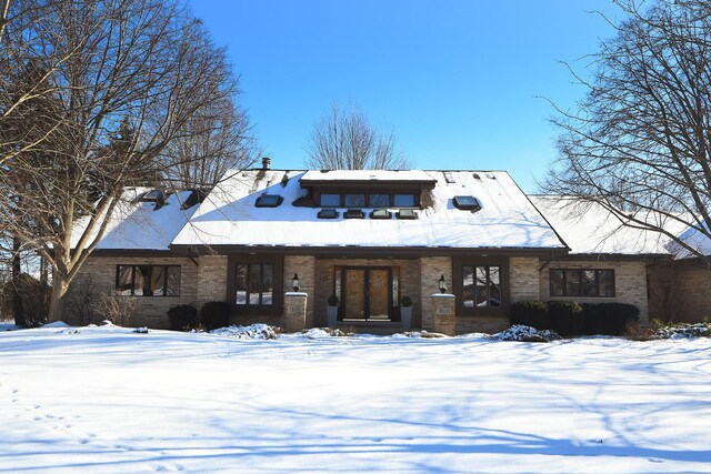 view of front of property featuring a front lawn