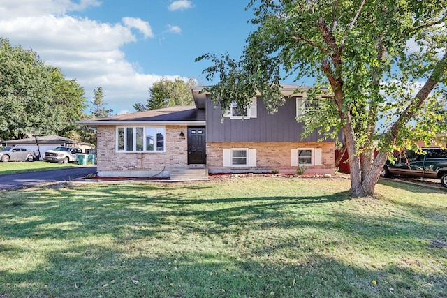 tri-level home featuring a front yard