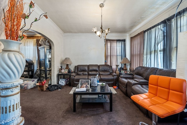 living room featuring carpet flooring, ornamental molding, and a notable chandelier