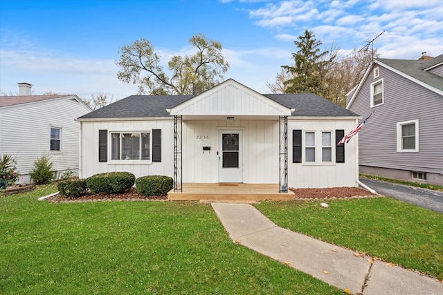 bungalow-style house featuring a front lawn and covered porch