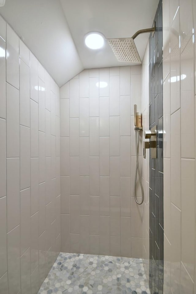 bathroom featuring tiled shower