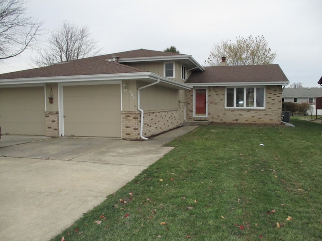 view of front of home featuring a front yard and a garage