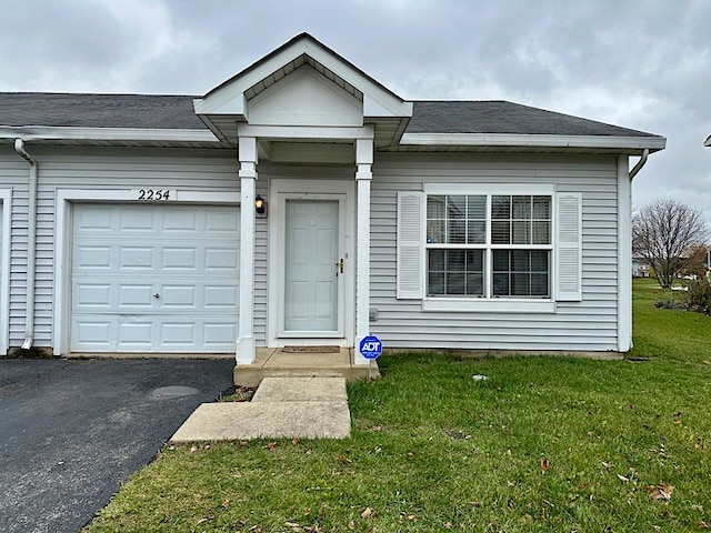 view of front facade featuring a garage and a front lawn