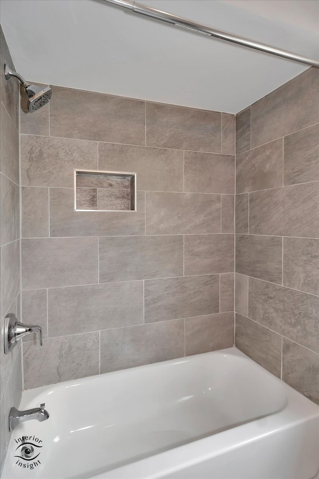 bathroom featuring tiled shower / bath combo