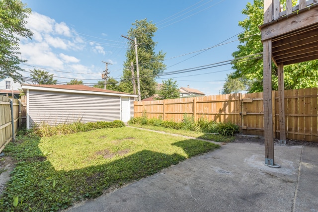 view of yard with a patio area