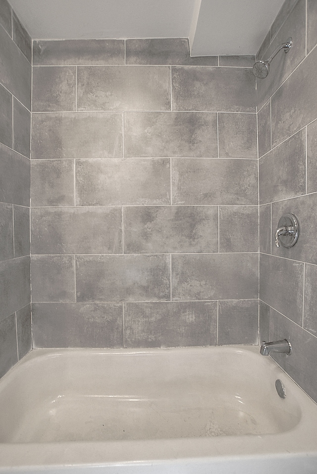 bathroom with tiled shower / bath combo