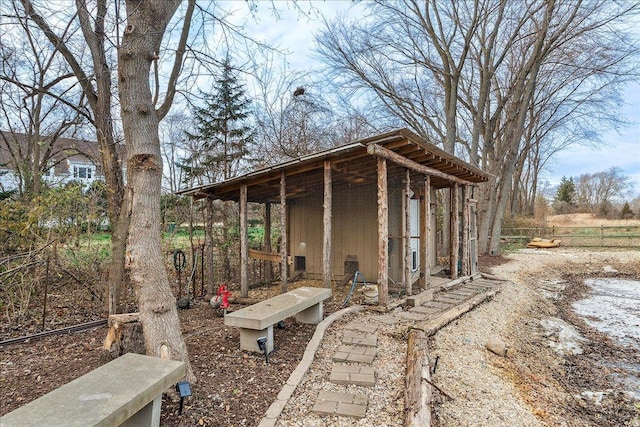 view of yard with an outbuilding