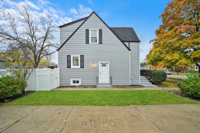 view of front of home featuring a front yard