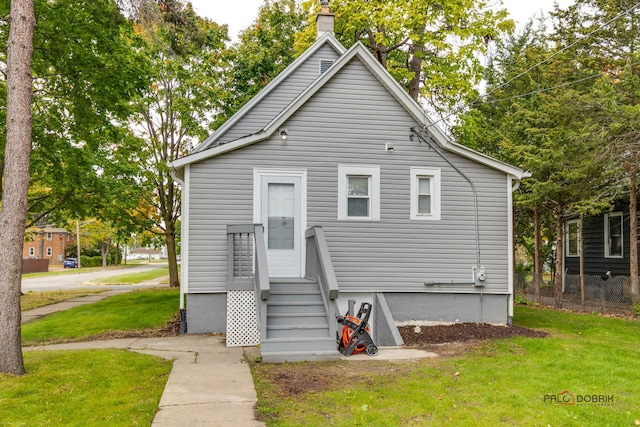 bungalow featuring a front lawn