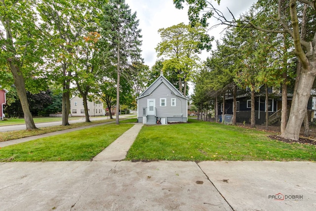 view of front of property featuring a front lawn