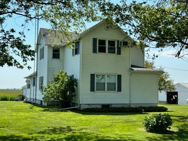 back of house featuring a yard