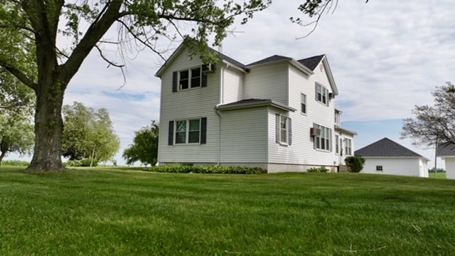 view of side of property featuring a lawn