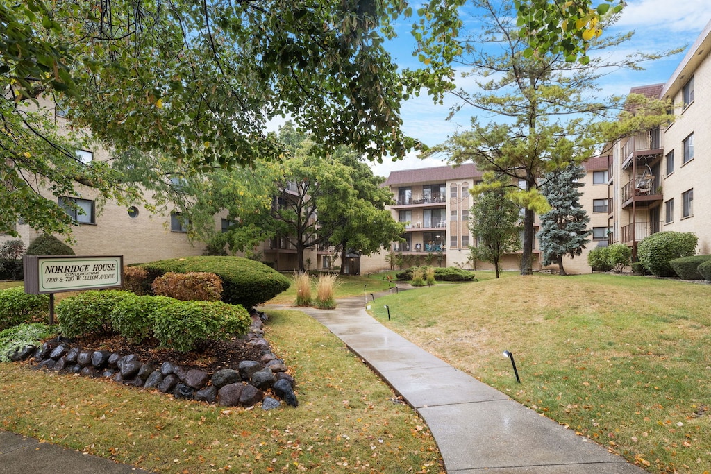 view of property's community featuring a yard