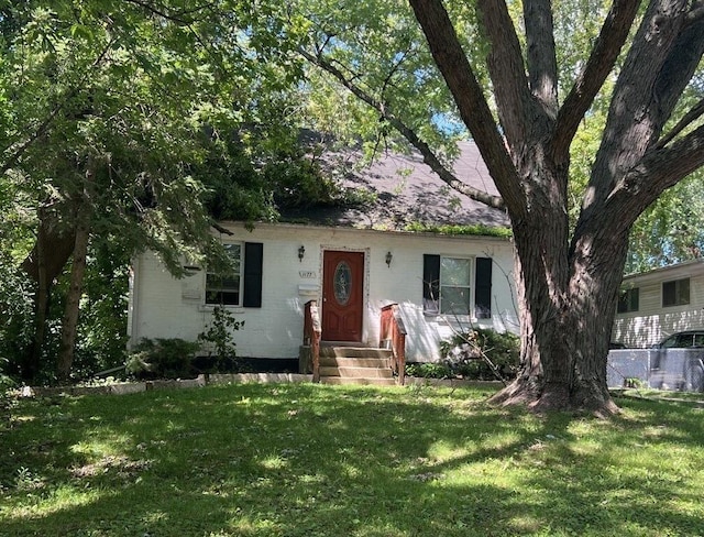 ranch-style home featuring a front lawn