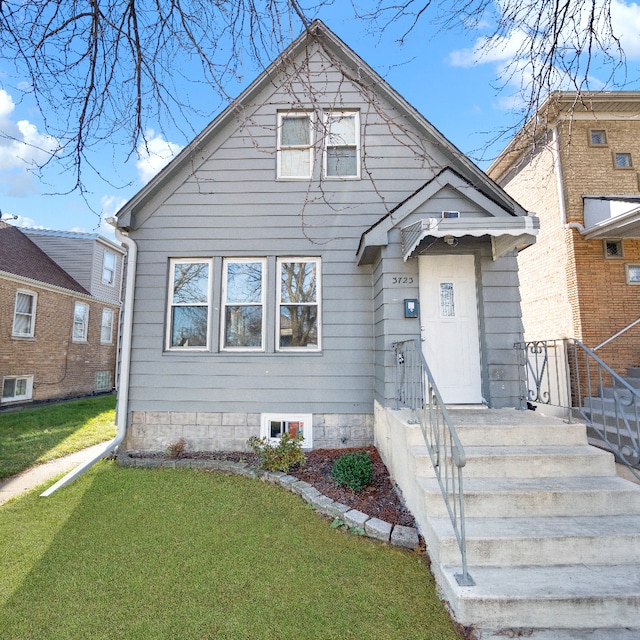 bungalow-style house featuring a front lawn