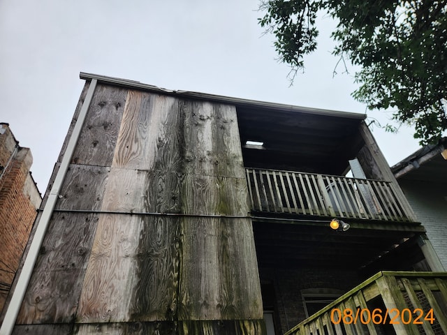 view of side of property featuring a balcony