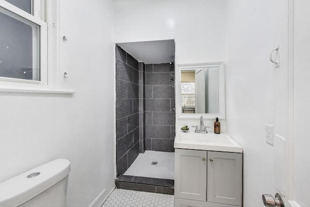 5092 W Monroe St, Chicago, IL 60644 - full bathroom with a tile shower, toilet, vanity, and tile patterned floors
