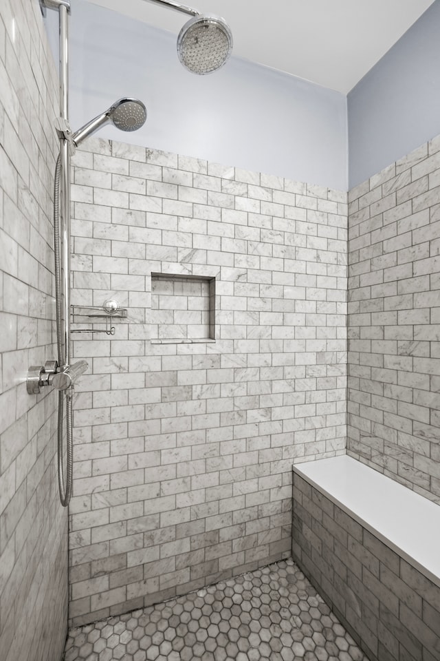 bathroom featuring a tile shower