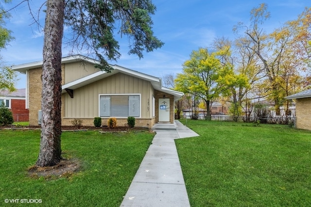 view of front of home featuring a front yard