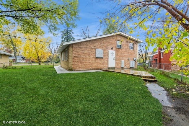 back of house featuring a lawn