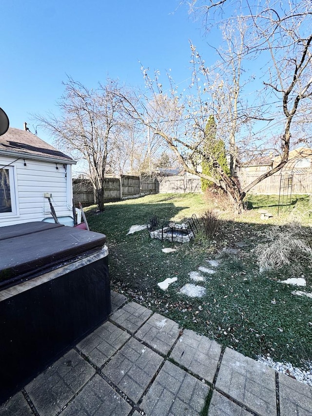 view of yard featuring a hot tub