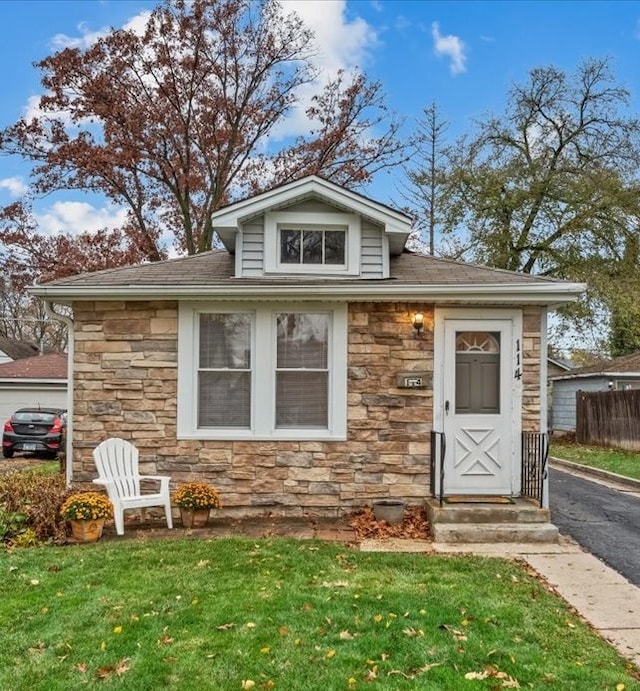 view of front of home featuring a front lawn