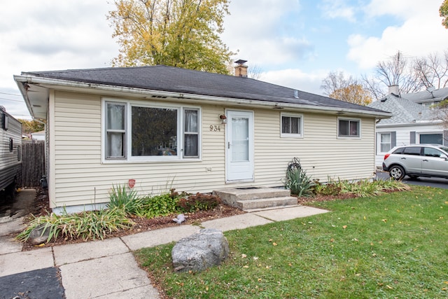 view of front of property featuring a front yard