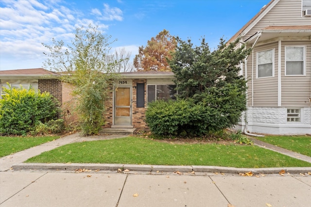 view of front of house with a front lawn