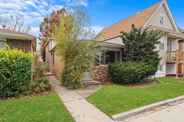 view of front of property with a front lawn