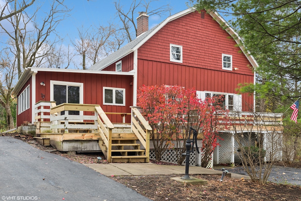 view of front facade featuring a wooden deck