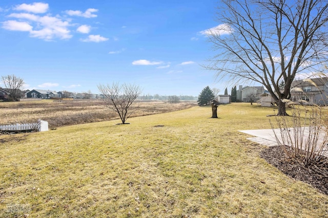 view of yard featuring a rural view