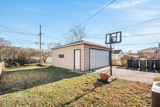 view of outdoor structure featuring a garage and a yard