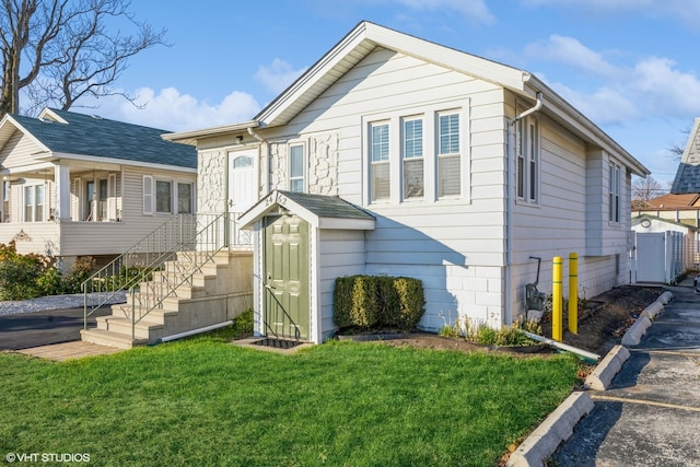 view of front of home with a front lawn