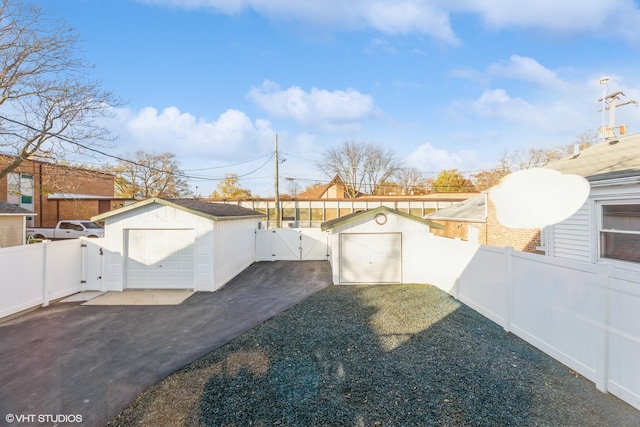 view of yard with an outbuilding