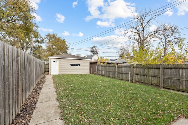 view of yard featuring an outdoor structure