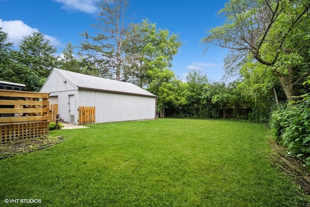 view of yard featuring an outbuilding