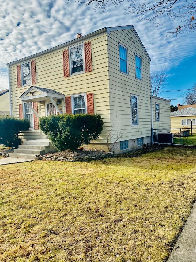 view of front facade with a front yard